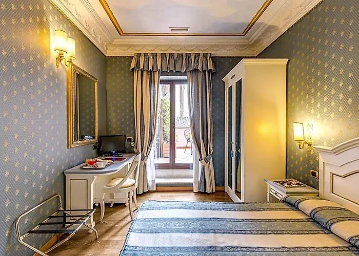 La Lumiere Di Piazza Di Spagna 3*