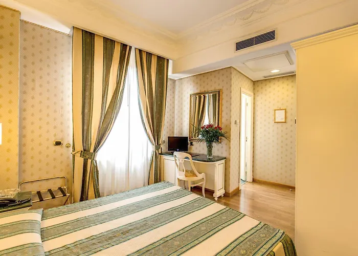 La Lumiere Di Piazza Di Spagna 3*